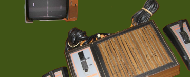 Houten Pong-console met twee controllers met draaiknop, daarnaast een kleine televisie met het zwart-witte Pong-beeld: twee streepjes, een balletje en de score.