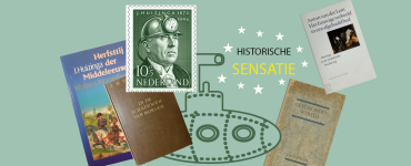 Postzegel van Johan Huizinga met mijnwerkershelm, omringd door Herfsttij der Middeleeuwen, In de schaduwen van morgen, Geschonden wereld en Anton van der Lems Het Eeuwige verbeeld in een afgehaald bed, met een silhouet van een onderzeeboot, een krans van sterren en de woorden Historische Sensatie