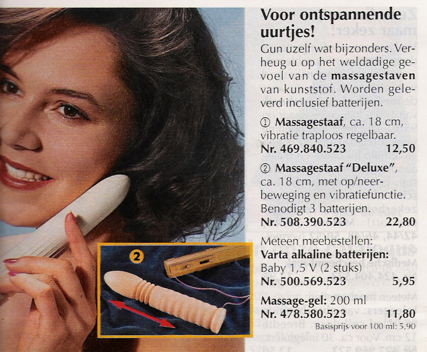Catalogusadvertentie met de kop Voor ontspannende uurtjes. Een vrouw met donker krullend haar houdt een witte massagestaaf tegen haar wang. Rechts productteksten en prijzen, in een inzet een tweede model.