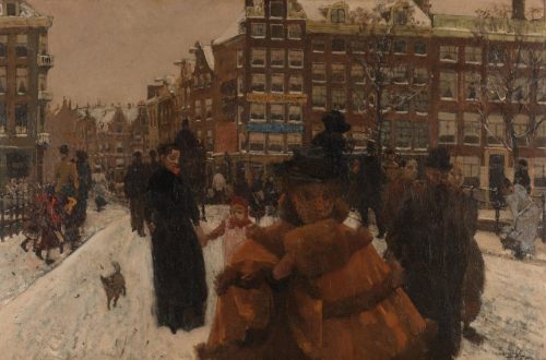 Besneeuwde Singelbrug bij de Paleisstraat in Amsterdam met voorbijgangers in wintermantels. Op de voorgrond een vrouw met voile en een bruine jas met bontrand, ernaast een vrouw in het zwart met een kind aan de hand en een hondje; op de achtergrond grachtenpanden met winkelopschriften.