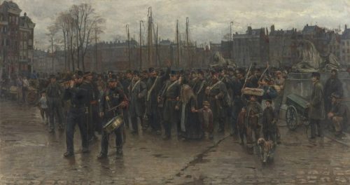 Een colonne koloniale soldaten op weg naar de boot, voorafgegaan door een fluitist en een trommelaar, op een grijze, natte dag bij de Koningsbrug in Rotterdam. Tussen de soldaten lopen een vrouw met een omslagdoek, kinderen en een hondje; rechts stenen leeuwen op de brug, op de achtergrond scheepsmasten en gevels.